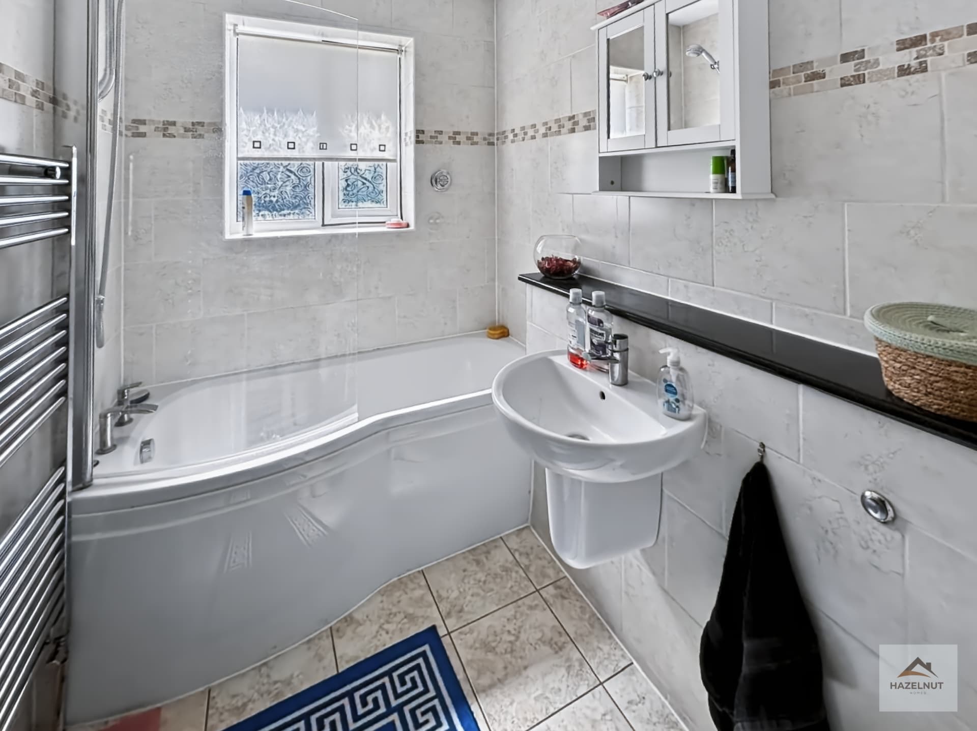 Family bathroom with P-shaped bath at 8 Curlew Avenue